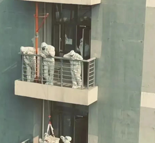 疫情當(dāng)前,某高校用室內(nèi)吊運(yùn)機(jī)吊運(yùn)飯菜